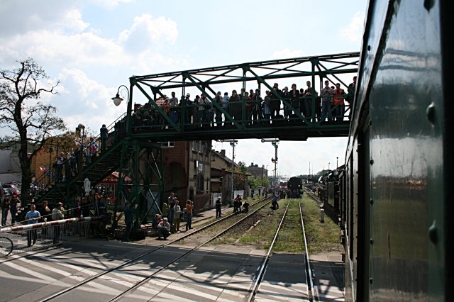 Wir fahren in den Bahnhof ein und werden von vielen Besuchern begrt (Wolsztyn, 03.05.2008).