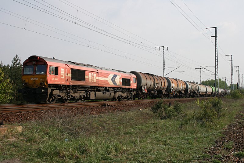Zum Dieselparadies mutierte die Wuhlheide mit HGK DE 668 / 266 068 und Kesselwagen. Die Lok führte etliche Kanister mit Reservediesel mit (23.04.2009).