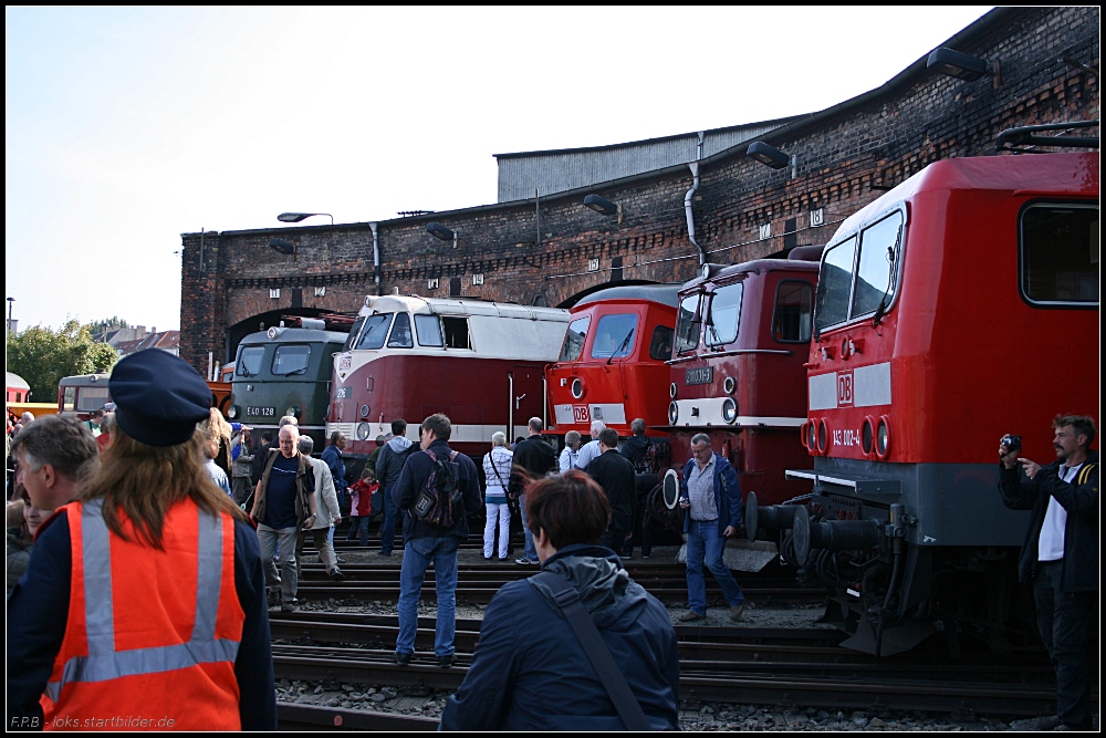 Blick entlang des Lokschuppens: 143 002, 211 001, 233 233, MEG 206, E40 128 und LOCON 007 (Bahnhofsfest Berlin-Lichtenberg 03.10.2010)