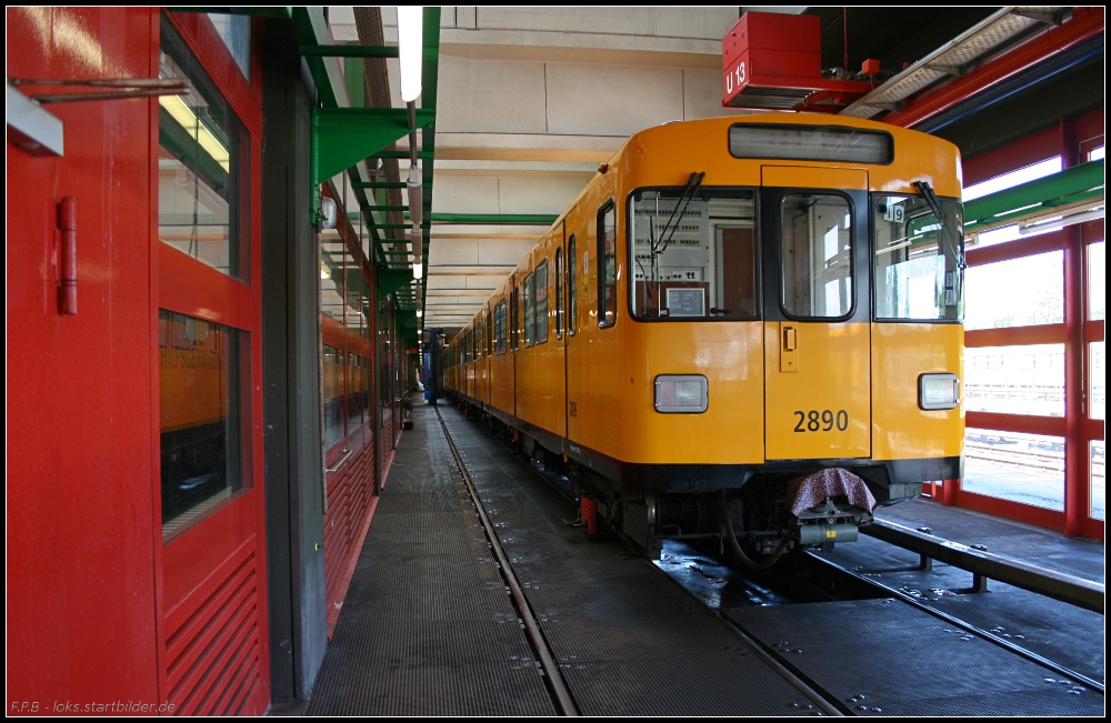 BVG 2890 steht in der Waschanlage zu Vorfhrwecken (gesehen am Tag der offenen Tr in der U-Bahnwerkstatt Britz-Sd 26.06.2010)