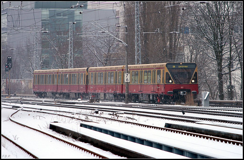 DB 480 054-6 auf der S8 nach Grnau (Berlin Greifswalder Str 30.12.2009)
