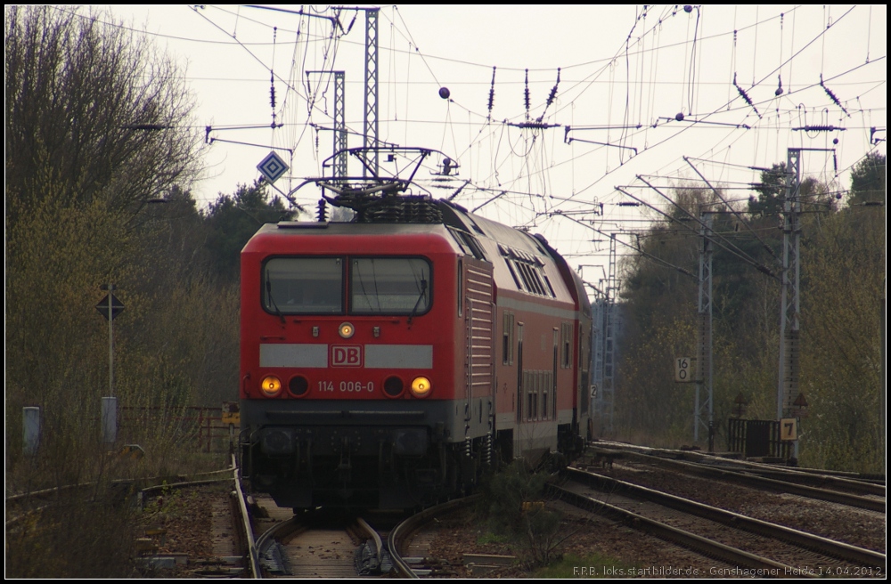 DB Regio 114 006-0 mit der RB22 nach Schnefeld Flughafen fhrt am 14.04.2012 zum Halt in den Bahnhof Genshagener Heide ein. Der Halt soll Ende 2012 wegfallen, dafr der Bahnhof Ludwigsfelde-Struveshof gebaut werden. Eine entsprechende Ausschreibung wurde von der Stadt Ludwigsfelde im Mrz 2012 verffentlicht.