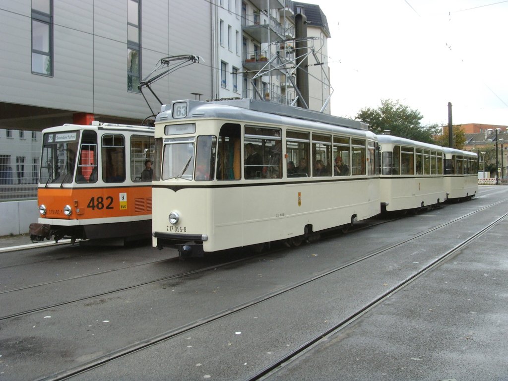 REKO-Zug vor TATRA tw 482 (KT4D unmod) bei der Themenfahrt im Oktober 2009, Berlin