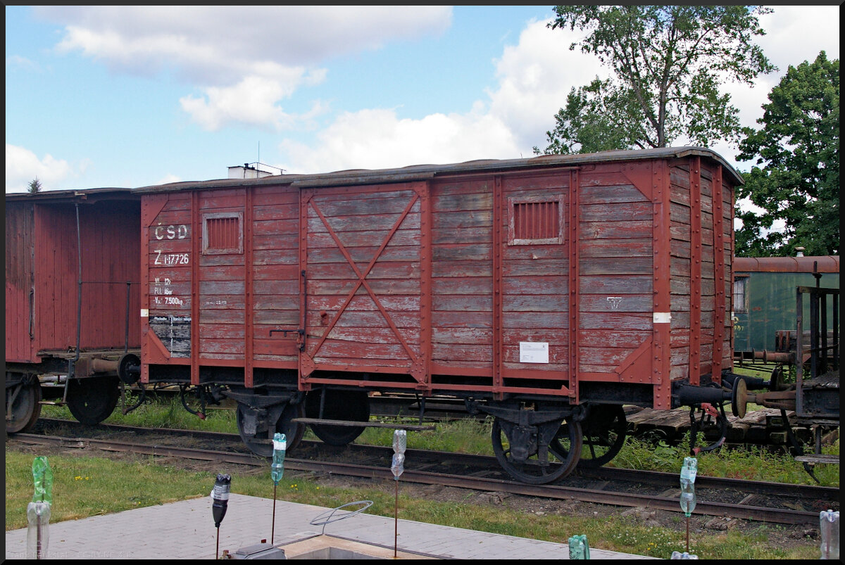 ČSD Z 1-17726 ist ein gedecker Güterwagen mit Lüftungsgittern. Der Wagen stand am 21.05.2022 im Eisenbahnmuseum Jaroměř. Auffällig ist das der Wagen nur einen Radsatz mit Speichenrädern hat. Es muss wahrscheinlich bereits ein Radsatz ausgetauscht worden sein.