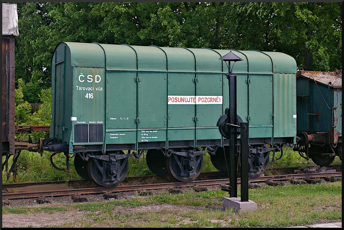 3-achsiger Eichwagen 416 der ČSD für Gleiswaagen abgestellt im Eisenbahnmuseum Jaroměř, 21.05.2022