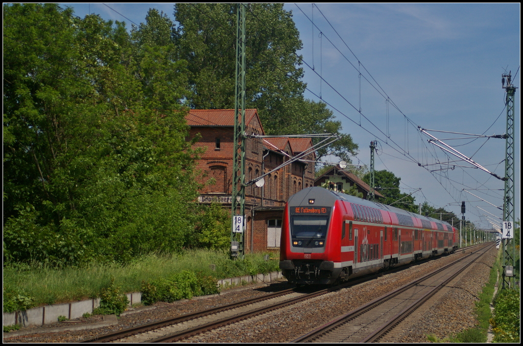 Am Kirchentag 2017 setzte DB Regio Sonderzüge zwischen Berlin und Wittenberg ein. Auch wenn der Steuerwagen Falkenberg (E) geschildert hat, war es der Pendelzug nach Wittenberg, der am 28.05.2017 am alten Bahnhofsgebäude von Großbeeren vorbei fuhr