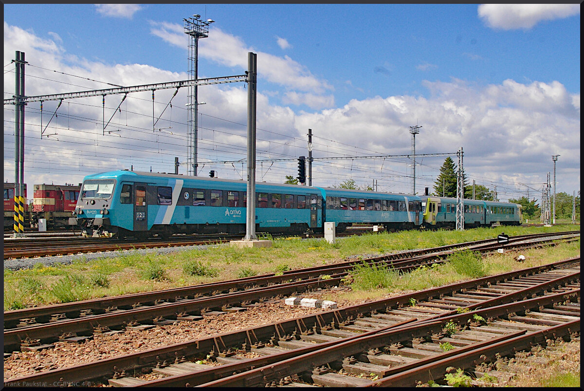 Arriva 845 303 / 945 303 fuhr als S in den Bahnhof von Jaroměř ein.

Jaroměř, 21.05.2022
[95 54 5 845 303-7 CZ-ARR]

