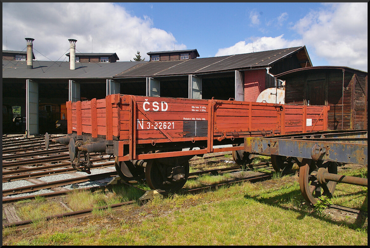 Der Niederbordwagen ČSD N 3-22621 stand an der Drehscheibe im Eisenbahnmuseum Jaroměř. Gebaut wurde er von Ringhoffer Praher im Jahr 1913.

Eisenbahnmuseum Jaroměř, 21.05.2022
