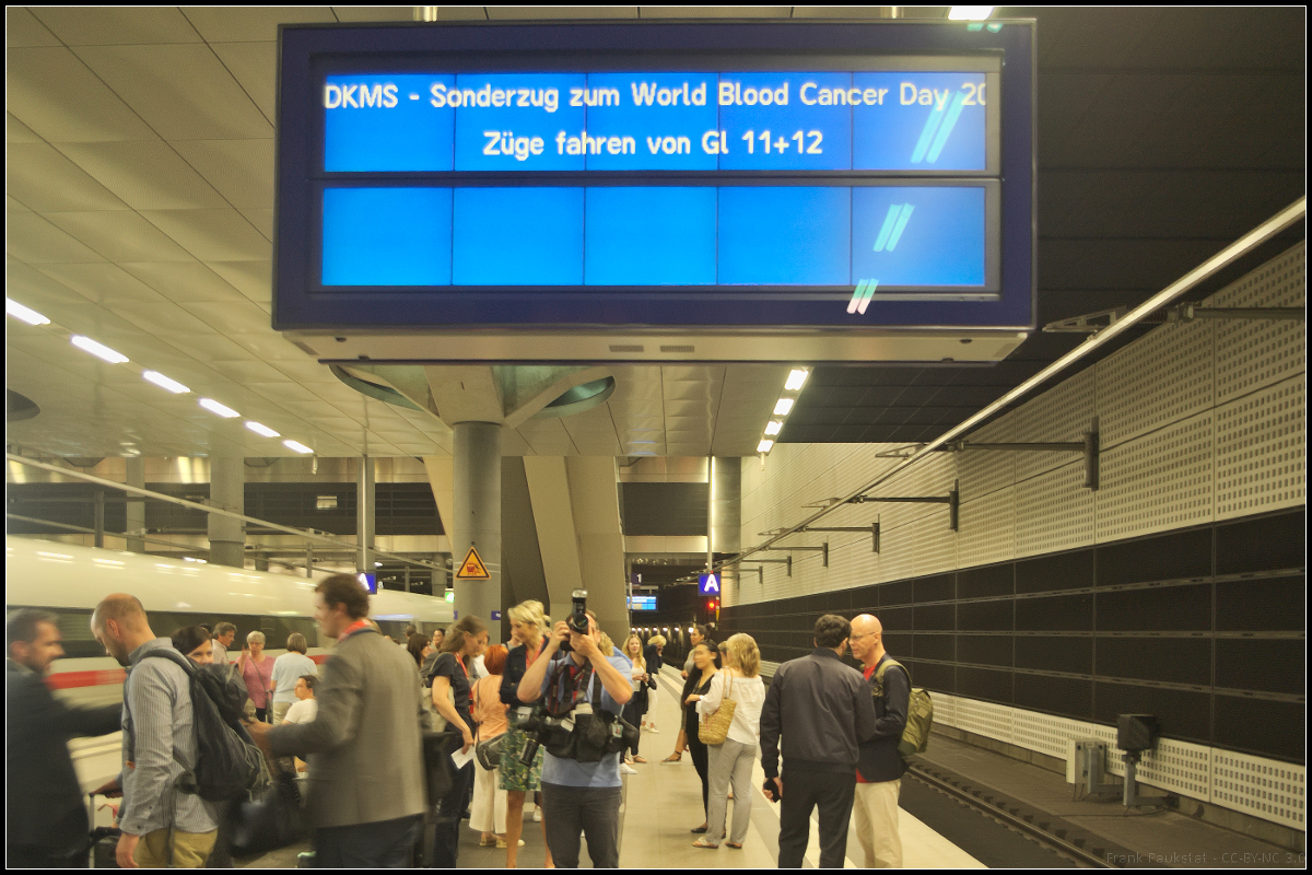 Die Ankunft des DKMS-Sonderzugs zum World Blood Cancer Day 2018 im Berliner Hauptbahnhof wird bereits angekündigt und von den schon Anwesenden erwartet.