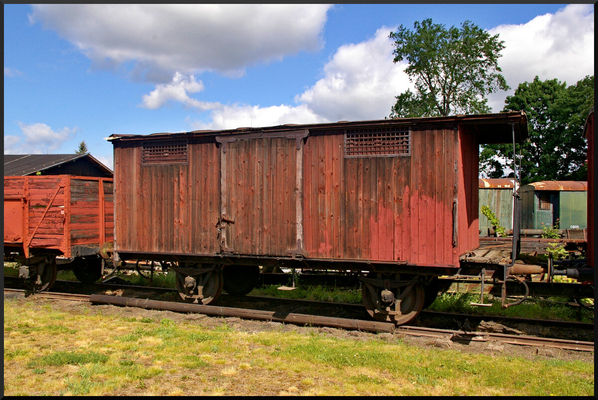 Dieser 2-achsige gedeckte Güterwagen ohne Nummer mit Lüftungsgittern und einer Plattform stand am 21.05.2022 im Eisenbahnmuseum Jaroměř.