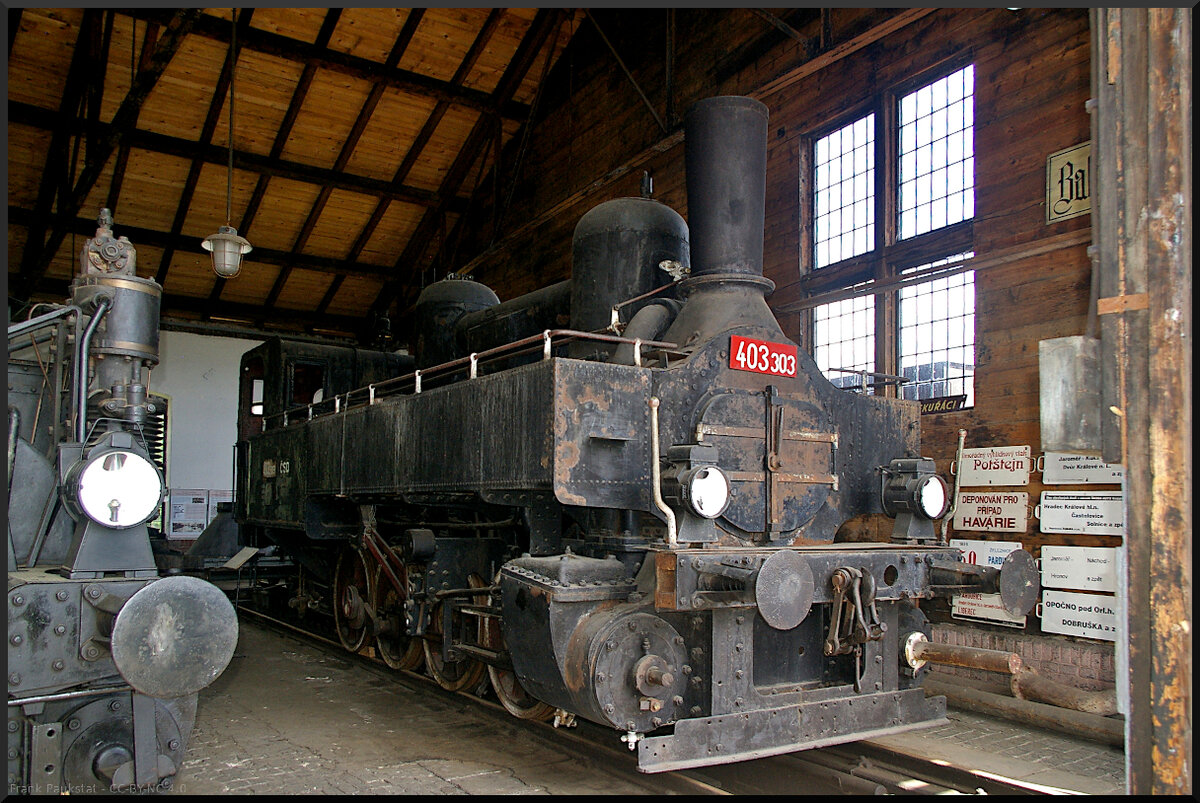 Im Lokschuppen vom Eisenbahnmuseum Jaroměř stand ČSD 403.303. Gebaut wurde die Lok 1880, der Hersteller ist leider unbekannt.

Jaroměř, 21.05.2022
