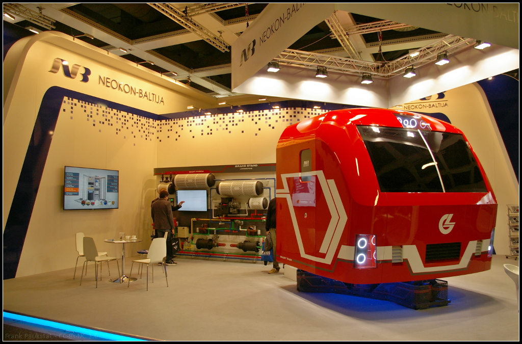 InnoTrans 2016 in Berlin: Vertreten war auch die litauische Firma Neokon-Baltija UAB. Sie stellt unter anderem Simulatoren her, um Triebfahrzeugführer ausbilden zu können. Einen solchen Simulator auf Basis des Siemens ER20CF-Führerstands hatte man auf dem Stand ausgestellt. 