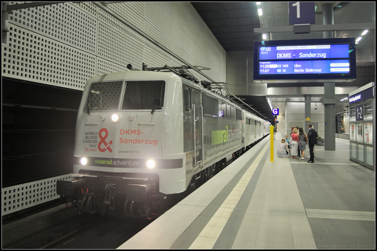 Mit dem DKMS-Sonderzug steht RailAdventure 111 222-6 am Bahnsteiganfang im Berliner Hauptbahnhof, damit noch letzte Vorbereitungen getroffen werden können bevor es dann zum endgültigen Halt geht.
