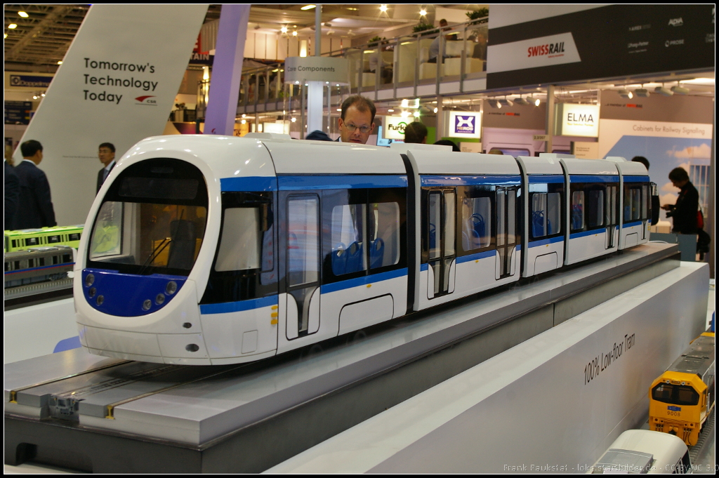 Model of 100% Low-floor Tram for Turkey.

Für die türkische Stadt Samsun sind diese Niederflur-Tram des chinesischen Herstellers CNR Tangshan Railway Vehicles gedacht. Sie haben eine Einstiegshöhe von 350 mm, sind 42 m lang, 3.5 m hoch und 2.65 m Hoch. Die Höchstgeschwindigkeit liegt bei 70 km/h (760V DC). Ausgestellt war das Modell am Messestand von CNR auf der InnoTrans 2014 in Berlin.
