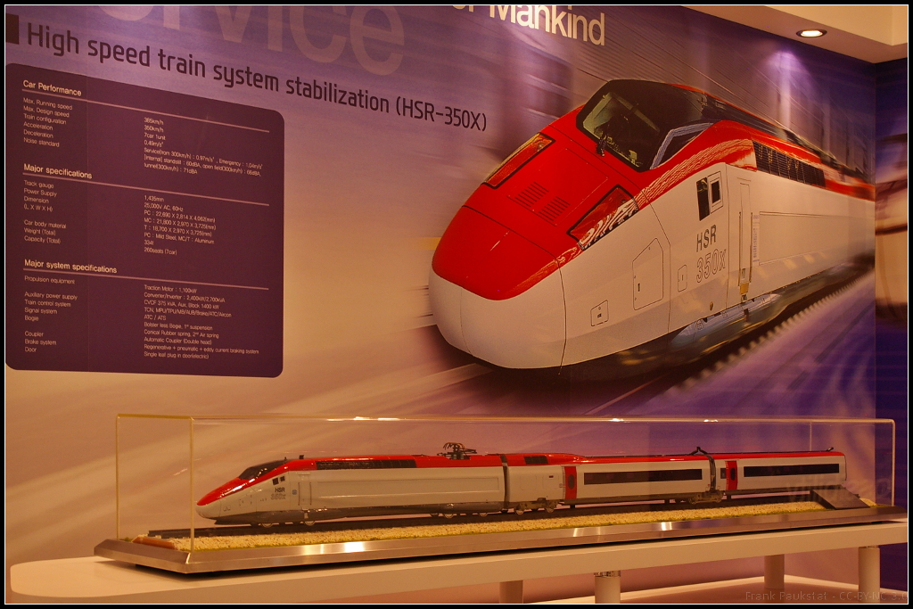 Model of Hyundai High speed train system stabilization (HSR-350x).

Am Messestand von Hyundai Rotem war auch das Modell des Hochgeschwindigkeitszug HSR-350x ausgestellt. Der Zug, bestehend aus 7 Wagen, erreicht Designbedingt bis zu 385 km/h Höchstgeschwindigkeit. Im Normalbetrieb wird mit 350 km/h gefahren. Gespeist wird mit 25 kV/60 Hz, die Spurbreite beträgt 1435 mm. Ausgestellt war das Modell während der InnoTrans 2014 in Berlin.
