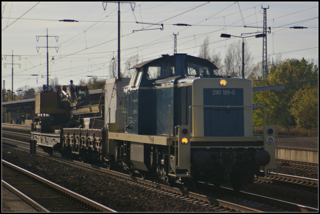 Railsystems RP 290 189-0 mit Bauzug in Berlin-Schönefeld, 02.11.2014. Die Lok hatte einen Gleiskran am Haken und fuhr gemächlich durch den Bahnhof. Gruß an den Tf! (NVR-Nummer 98 80 3290 189-0 D-RPRS)