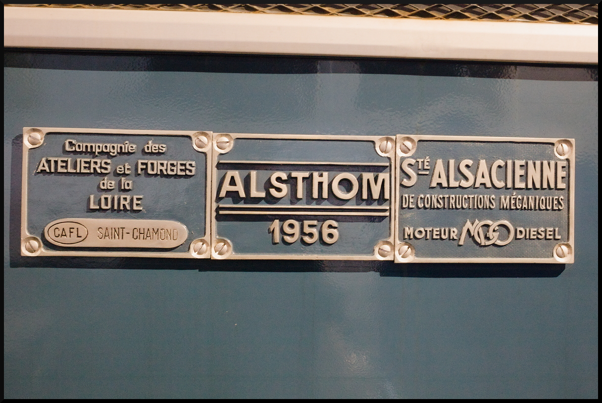 An dem Lokkasten von SNCF CC 65001 finden von den beteiligten Unternehmen angebrachte Schilder. Alsthom baute die Lok 1956, für die beiden Motoren war SACM (rechts) verantwortlich, CAFL Saint-Chamond war für den Rest verantwortlich. Ursprünglich wurde die Lok als 060 DB-1 ausgeliefert.
