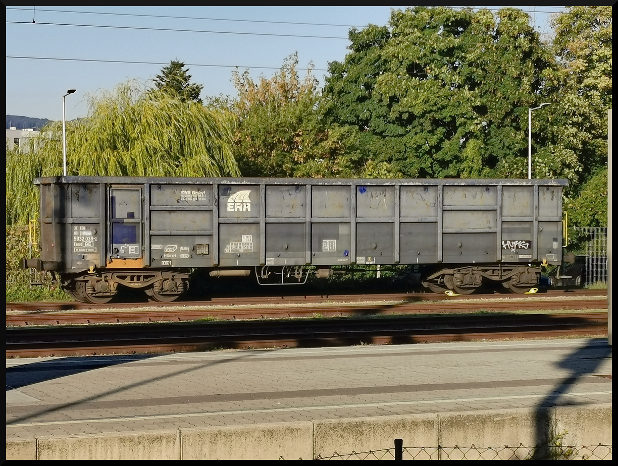 Bei einer Exkursion zur Waldviertelbahn, einer Schmalspurbahn, fand sich dieser mit Hemmschuhen abgestellte 37 80 5932 038-2 D-PCW (20.09.2025, Bahnhof Korneuburg).