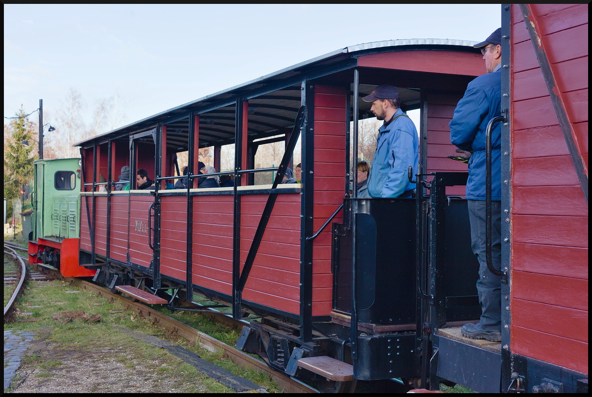 Der Wagen 20 wurde bei den Glühweinfahrten zum Abschluss des Jahres am 29.12.2023 bei den Pendelzügen auf der Museumsfeldbahn Leipzig-Lindenau e.V. eingesetzt. Gebaut wurde der Wagen 1896 wahrscheinlich bei Herbrandt Köln. Dann begann ein sehr wechselvoller Lebenslauf, der aufgeführt werden sollte: Ausliefrung also 1896 an die Buckower Kleinbahn bei Berlin, dort Einsatz als Gepäckwagen. 1931 kam er zur Fa. Stahlberg & Bräunig Berlin, wo er zum geschlossenen Wagen für den Munitionstransport umgebaut wurde um dann auf der Artilleriebahn Kummersdorf eingesetzt zu werden. 1948 ging es zur Luckenwalde-Jüteboger- Eisenbahn um wieder als Gepäckwagen zum Einsatz zu kommen. Die Bahn kam 1948 zur Deutschen Reichsbahn und der Wagen bekam die Nummer 974-001. Im Jahr 1966 ging es zum Braunkohlenwerk Thräna als Materialwagen. Dort verlor er vermutlich auch seine Radsätze, so das nur der Wagenkasten zum Tagebau Bockwitz bei Borna kam. Die Museumsfeldbahn Lindenau birgt den Wagenkasten im Jahr 1993 und fängt mit den Wiederaufbau an. Danach ist er Sonntags im Einsatz. Im Jahr 2005 wird der Wagen komplett zerlegt und als zweiachsiger Sommerwagen im jetzigen Zustand neu Aufgebaut. Der Wagen hat also schon einiges erlebt. Der bestens gepflegte Wagen war bei der Veranstaltung zum Jahresende kräftig im Einsatz.