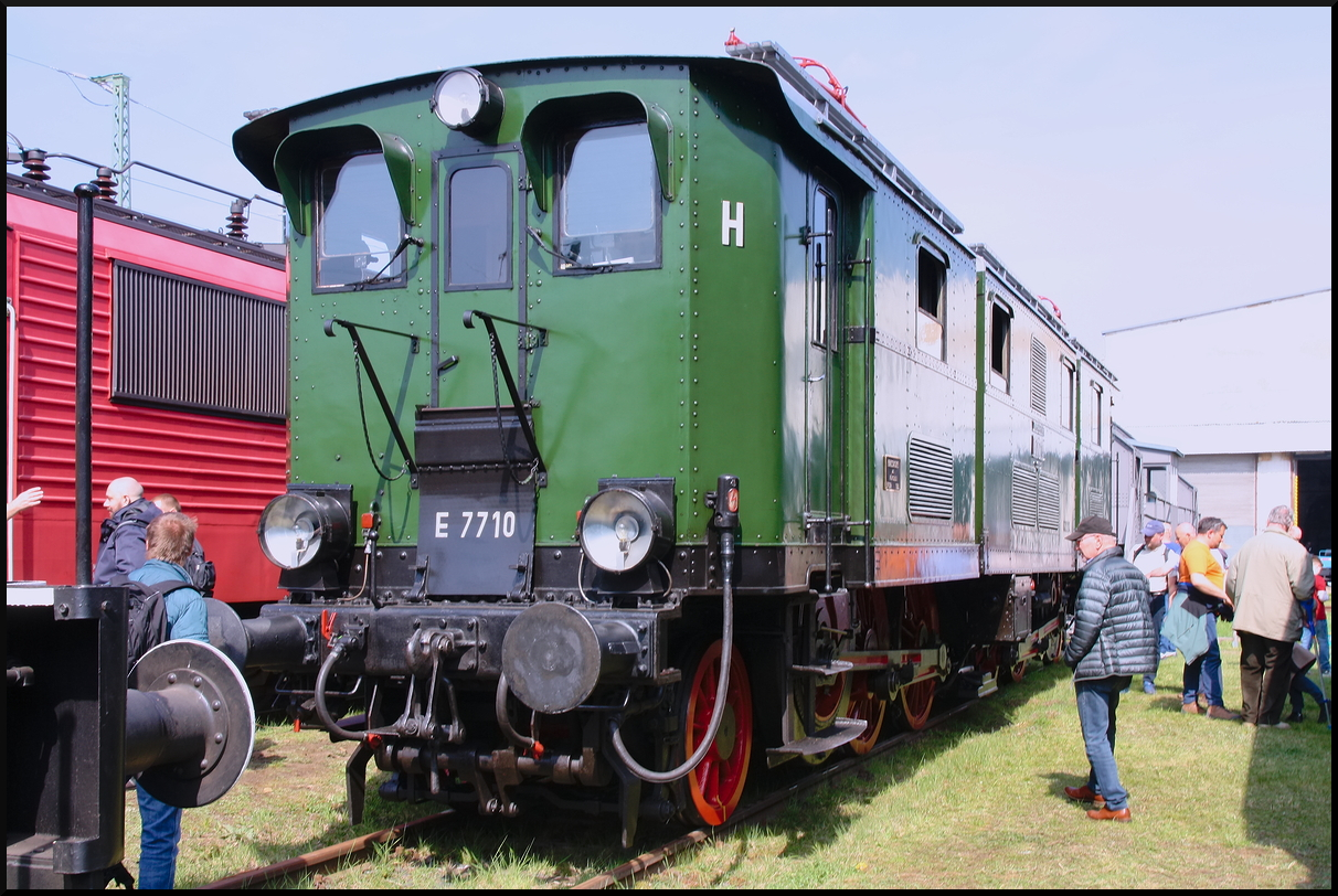 Die dreiteilige Gelenklok E 77 10 hatte während des 17. Dresdner Dampflokfest 100jährigen Geburtstag (nicht auf den den Tag festlegen :-) ) und konnte von den Besuchern genauer betrachtet werden. Die alte Dame stand mit anderen Loks an der Schiebebühne der IG Bw Dresden-Altstadt e.V. am 12.04.2025 auf dem Museumsgelände. Sie zeigte sich im museal aufgearbeiteten Zustand und obwohl sie betriebsfähig ist, hatte ihre letzte Verlängerung der HU 2012. Sie wird wohl nicht mehr fahren, was aufgrund ihrer konstruktionsbedingten schlechten Laufeigenschaften ohnehin selten erfolgte (NVR-Nummer 97 80 8177 010-6 D-IGDA).<br>
---<br>
Gebaut von Krauss&Comp München und BEW Berlin im Jahr 1924 erfolgte die Auslieferung an die Bayerische Staatseisenbahn als 22010. Im Jahr 1924 wurde die sie dann von der Reichsbahn-Gesellschaft (DRG) in E 77 10 umgezeichnet was bis 1979 so bleiben sollte. Nachdem die Lok 1952 abgestellt wurde, wurde sie 1979 im Bw Dresden wieder betriebsfähig aufgearbeitet und erhielt die Nummer 204 710-8. Eine weitere Umzeichnung erfolgte 1992 durch die Rbd Dresden in 188 775-1. Da 2004 eine erneute betriebsfähige Aufarbeitung vom DB Museum erfolgte, muss die Lok zwischenzeitlich abgestellt worden sein. Dafür gibt es jedoch keine Belege. 2014 wurde sie während der HU-Verlängerung in grün lackiert und bekam ihre alte von der DRG vergebenen Nummer zurück. Für eine Lok die hauptsächlich vor Güterzügen zum Einsatz kam, eine lange und ereignisreiche Geschichte.