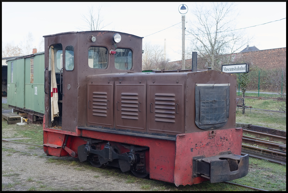 Diesig und Trüb war es am Jahresende zu den Glühweinfahrten der Museumsfeldbahn Leipzig-Lindenau. Dennoch war der Besuch gut und man konnte verschiedene Loks auch einmal anfassen. MFLL Lok 2 wurde von LKM Babelsberg im Jahr 1960 gebaut und hatte verschiedene Besitzer. Zuletzt bei 1989 an VEB Ingenieurbau Leipzig, wo sie auf 800mm umgespurt wurde. Im Jahr 1999 kam sie dann zur Museumsfeldbahn. Im Bild steht sie am Museumsbahnhof, von dem die Züge zu ihren Zielen im Leipziger Norden pendelten (MFLL, 29.12.2023)