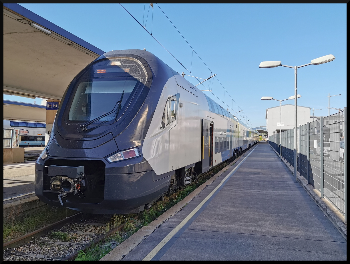 Durch Zufall entdeckte ich in Wien Westbahnhof am 19.09.2025 den neuen Triebzug von CRRC Zhuzhou für die WESTbahn auf Testfahrt. Leider war am Fahrzeug keinerlei Beschriftung angebracht. Ich habe diese Seite des Triebzugs gewählt, da die andere bereits durch Vandalismus verschmiert war.