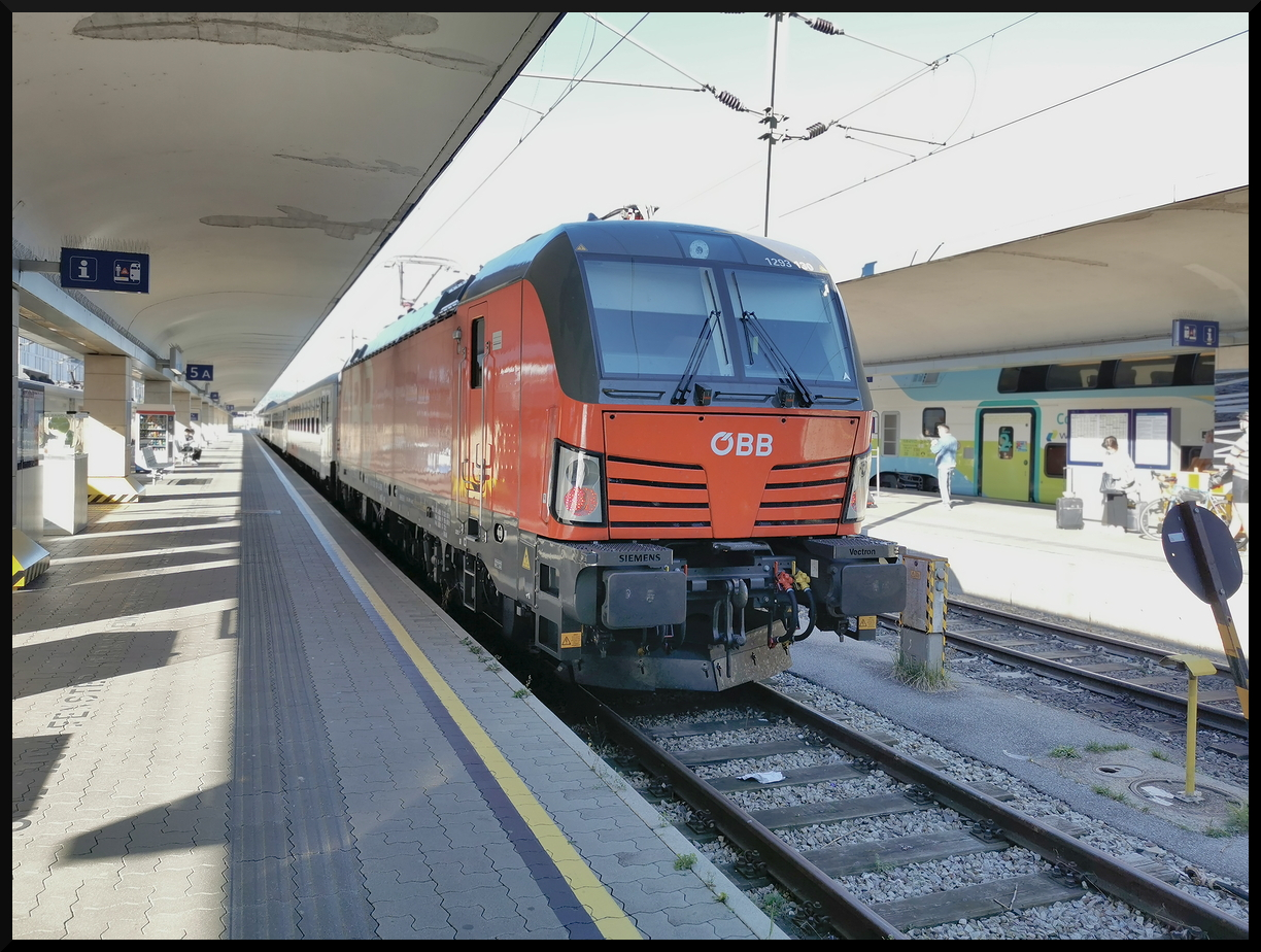 In Wien Westbahnhof konnte der Vectron 1293 130 mit seinem Zug am Stumpfgleis auf die schnelle fotografiert werden. Rechts steht ein Zug der WESTbahn (19.09.2025)