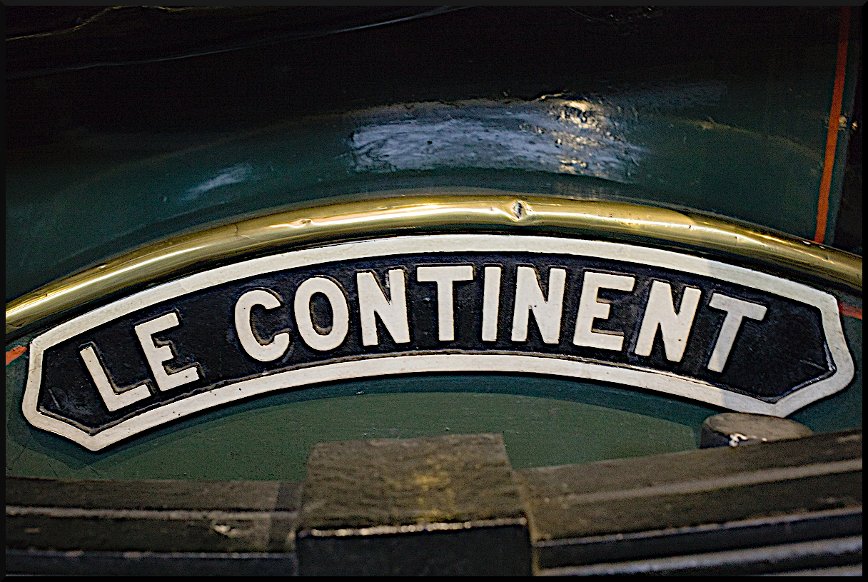 Namensschild der 230-Crampton 80  Le Continent  im Einsatz bei der Compagnie de Paris a Strasbourg. Etwas kompliziert zu fotografieren, da sich das Schild hinter einem Federsatz befindet. Die Lok steht im Cite du Train in Mulhouse und das Detail wurde bei einem Besuch am 10.11.2023 fotografiert.