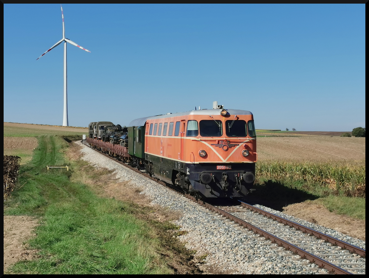 ÖBB 2050.09 war bei bestem Wetter mit einem Militär-Fotozug zwischen Naglern und Ernstbrunn unterwegs. Die Lok gehört inzwischen der regiobahn (20.09.2025, Lokalbahn Korneuburg - Hohenau)