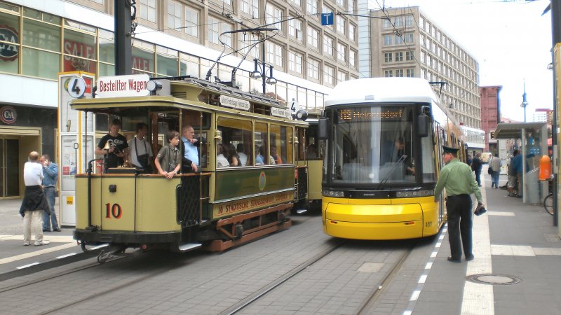 ALT & NEU, Tw 10 Coepenick und Flexity nebeneinander am Alex, Juli 2009