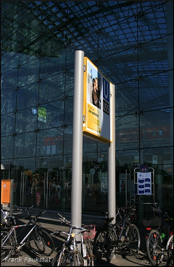 Auf der Rückseite einer elektronischen Anzeige findet sich dieser Aufkleber, der auf den Zugang zum U-Bahnhof verweist. Wenn man mit Gepäck unterwegs ist, könnte man das leicht übersehen (Berlin Hauptbahnhof, 08.08.2009)