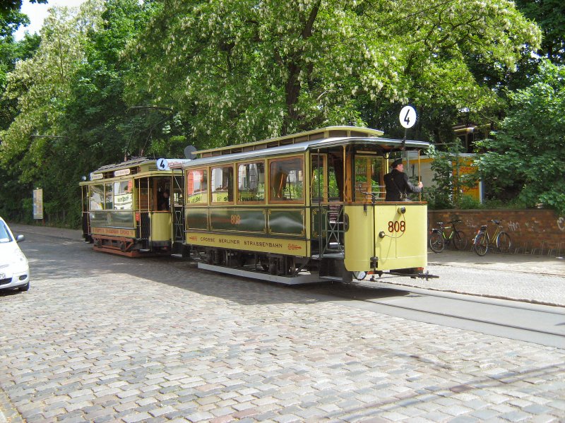 Beiwagen 8080 hinter Tw 10 in der Schleife am Bahnhof K�penick, 17.5.2009