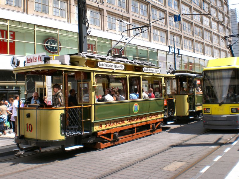 Blick zum Tw 10 an der Haltestelle Alexanderplatz (M2), Juli 2009