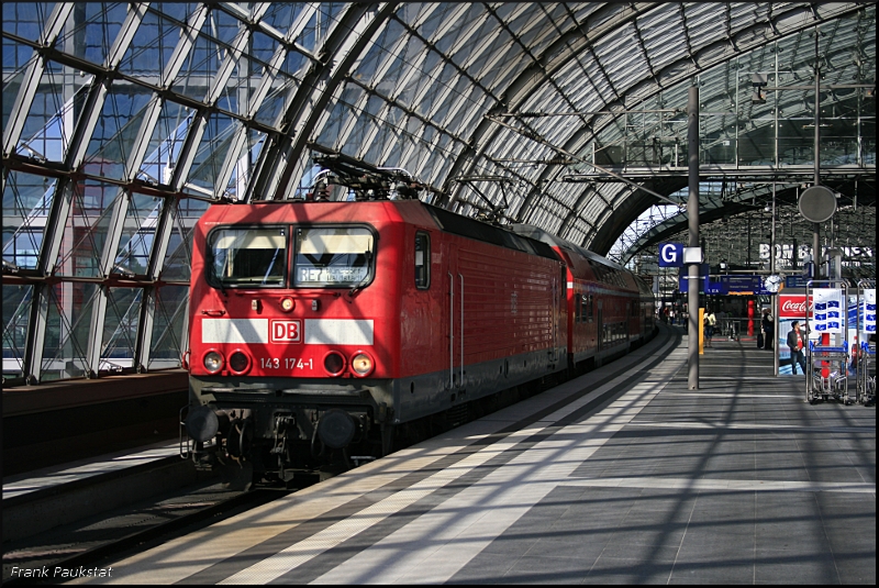 DB Regio 143 174-1 mit RE7 nach Wünsdorf-Waldstadt (gesichtet Berlin Hauptbahnhof, 08.08.2009)
<br><br>
Update: ++ 18.03.2017 bei Fa. Bender, Opladen