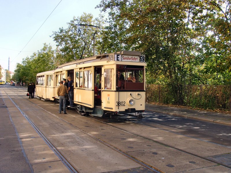 Der historische Strassenbahnzug mit Tw 3802 an der Hst. bahnhof Lichtenberg f�hrt gleich wieder zum betriebshof Lichtenberg zur�ck, Berlin 26.9.2009