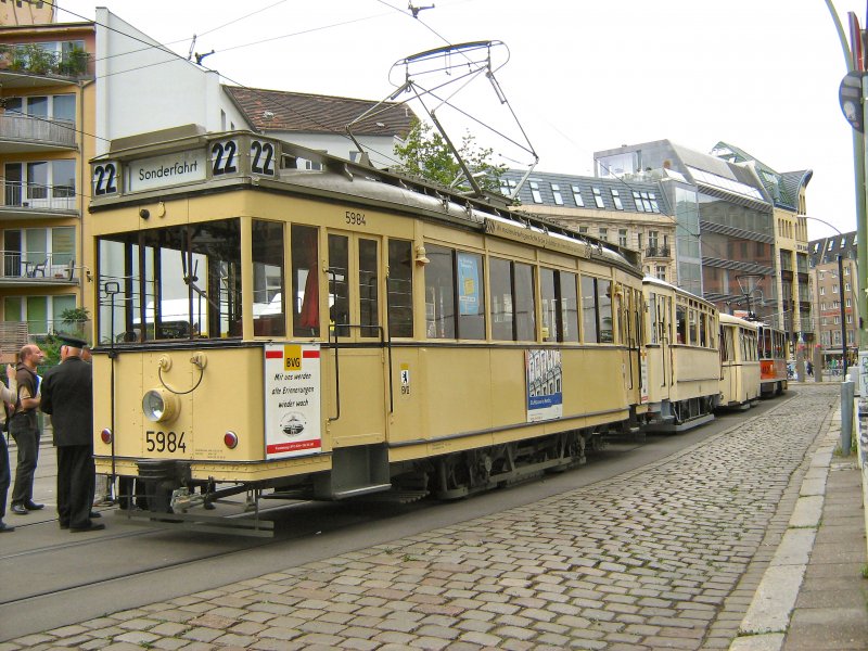 Dreiwagenzug Mit Tw 5984 in der Schleife Hackscher Markt, Themenfahrt Sommer 2008
