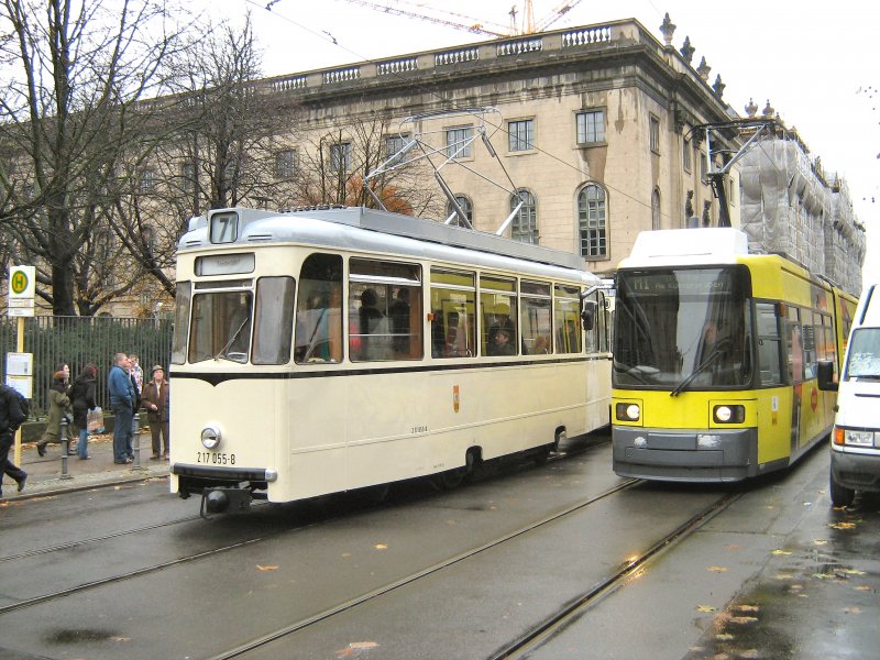 REKO-TW neben Niederflurbahn in der Schleife Am Kupfergraben, Berlin November 2007