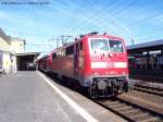 DB Regio 111 094-9 zieht einen RE nach Frankfurt Hbf.