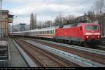 DB Fernverkehr 120 135-9 mit IC-Leerpark, geschoben wird von DB 120 127-6 Richtung Rummelsburg (Berlin Greifswalder Str, 20.03.2009).