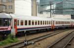 Und auch Wagen der SNCB waren am Schluss des Sonderzugs dabei (Berlin Zoologischer Garten, 30.05.2009).