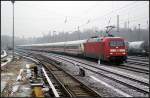 DB Fernverkehr 101 131-1 ist mit der Metropolitain-Garrnitur als IC 2308 Hamburg-Altona unterwegs zum Sdkreuz, am Ende schiebt 101 124-6 am 30.01.2011 den Zug am S-Bahnhof Greifswalder Str vorbei.