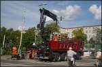 S-Bahn-Entgleisung Berlin Tegel: Neue Kabelschchte bringt ein LKW der Firma LAT zur Unglcksstelle am Bahnbergang Gorkistrae (23.08.2012)