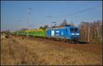 PRESS 145 030 / 145 085  Dietel Fenster  mit leerem Holz-Zug am 09.03.2014 durch die Berliner Wuhlheide