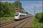 DB Fernverkehr 411 078-9 fuhr am 28.05.2017 am alten Bahnhofsgebäude von Großbeeren vorbei