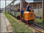 Das Feldbahnmuseum Herrenleite kam mit seiner mobilden Anlage zum 17. Dresdner Dampfloktreffen. Neben den Personenwagen waren an den Zugenden eine Feldbahnlok als Zuglok im Einsatz. Damit die Loks nicht entgleisten musste eine Mitarbeiterin der Feldb ...