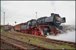 br-50/557139/nachdem-der-nicht-lauffaehige-gueterwagen-ausrangiert Nachdem der nicht lauffähige Güterwagen ausrangiert wurde, macht sich DR 50 3545 mit dem Fotogüterzug auf den Weg um für die Fotografen, die bei der Veranstaltung '30 Jahre Traktionswechsel Wittenberge' am 06.05.2017 auf dem Geländer Dampflokfreunde e.V. anwesen waren, sich zu präsentieren.