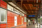 Der S-Bahnhof Berlin-Zehlendorf gehört zu den ältesten S-Bahnhöfen in Berlin. Er wurde 1838 eröffnet und bediente neben der S-Bahn (Wannseebahn) auch mit einem weiteren Bahnsteig die Stammbahn (Berlin - Potsdam). 2017 hält hier nur noch die Linie S1 zwischen Wannsee und Oranienburg. Das Bahnhofsschild in Frakturschrift ist typisch für die Berliner S-Bahnhöfe und wurde vom Emailierwerk Gottfried Dichanz, Berlin SO 36 hergestellt. Die Beleuchtung wurde später hinzugefügt und besteht aus Neonröhren die in einem Holzkasten über dem Bahnhofsschild untergebracht sind. Der LED-Zugzielanzeiger hingegen ist neueren Datum.