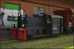 DR 100 196-5 / 310 196-1 in Magdeburg Neustadt, 10.05.2015. Beim Familienfest der Madeburger Eisenbahnfreunde stand die Kleinlok vom Typ VEL 74 am alten Lagerhaus. Gebaut wurde die Lok 1934 bei Henschel und wurde als Kbe 4096 an die DRG ausgeliefert. 1970 erfolgte die Umzeichnung in 100 196-5, dann 1992 in 310 196-1. In Magdeburg erfolgte 1993 dann die Ausmusterung. 1995 ging die Lok dann an die Magdeburger Eisenbahnfreunde e.V. (MEBF)