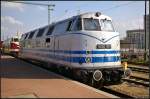 VMD 118 202 / V 240 001 beim 6. Dresdner Dampfloktreffen in Dresden Hbf, 12.04.2014
<br><br>
Bei der V 240 001 handelt es sich um eine Versuchslok mit zwei Motoren zu je 1200 PS. Gebaut wurde die Lok 1965 vom VEB Lokomotivbau  Karl Marx  Babelsberg. 1971 wurde die Lok wegen Problemen mit den Motoren umgebaut und als 118 202 neu eingereiht. 1991 wurde die Lok z-gestellt und gelangte 1994 zum Verkehrsmuseum Dresden (VMD)