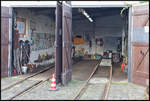 Blick in den kleinen zweiständigen Lokschuppen am Museumsbahnhof der Museumsfeldbahn Leipzig-Lindenau e.V..